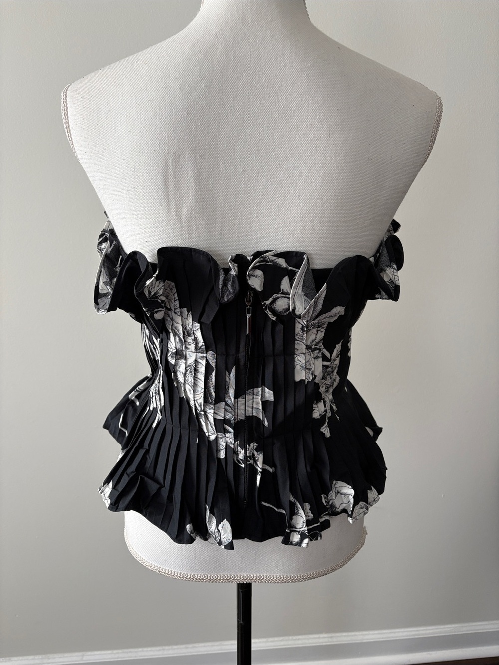 White House Black Market Black and White Floral Pleated Camisole - Picture 4 of 5